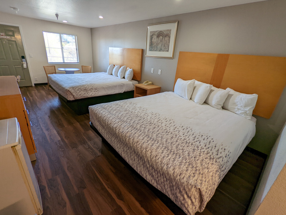 2 Queen Beds
