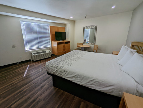 1 King Bed